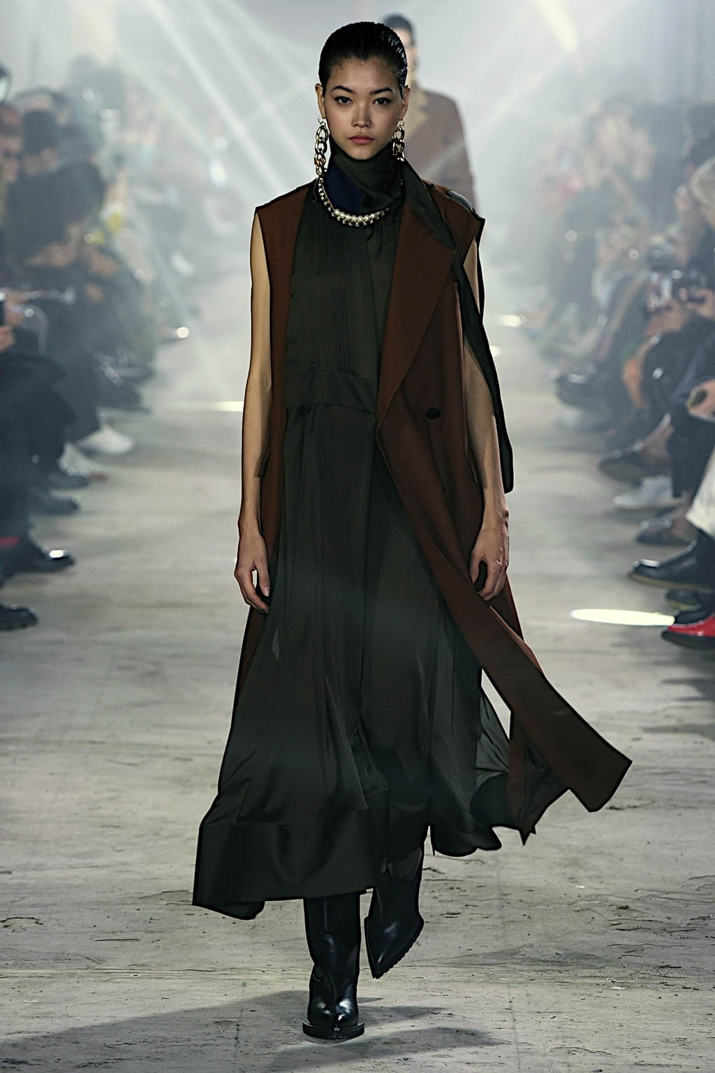 Fashion Week Paris Fall/Winter 2020 look 1 de la collection Sacai womenswear
