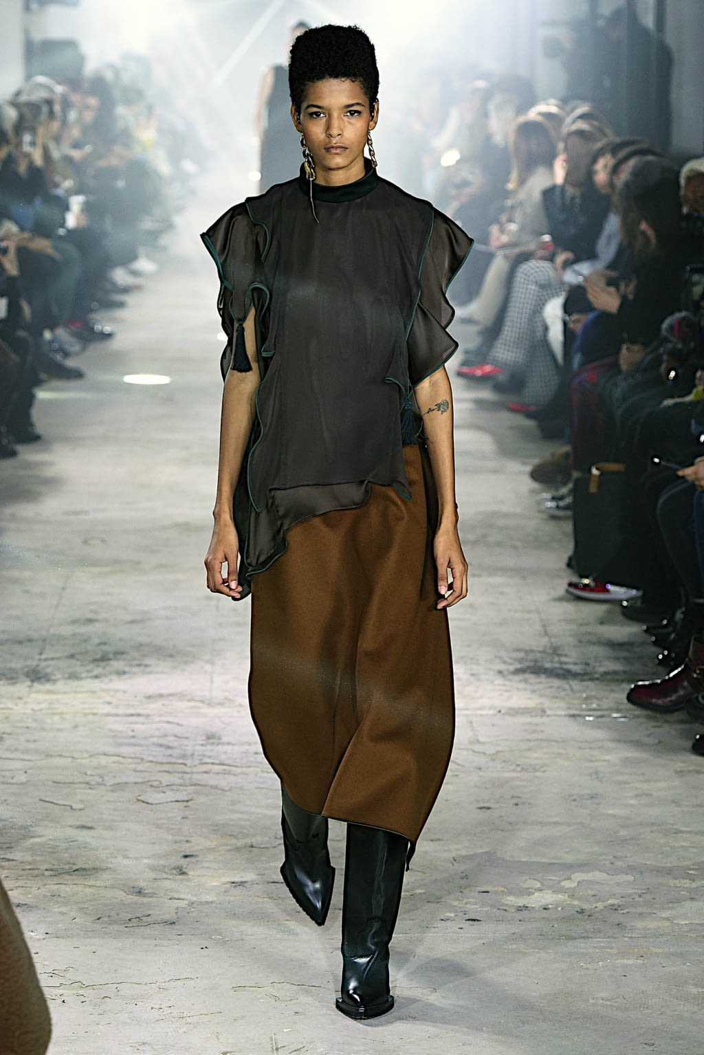 Fashion Week Paris Fall/Winter 2020 look 6 de la collection Sacai womenswear