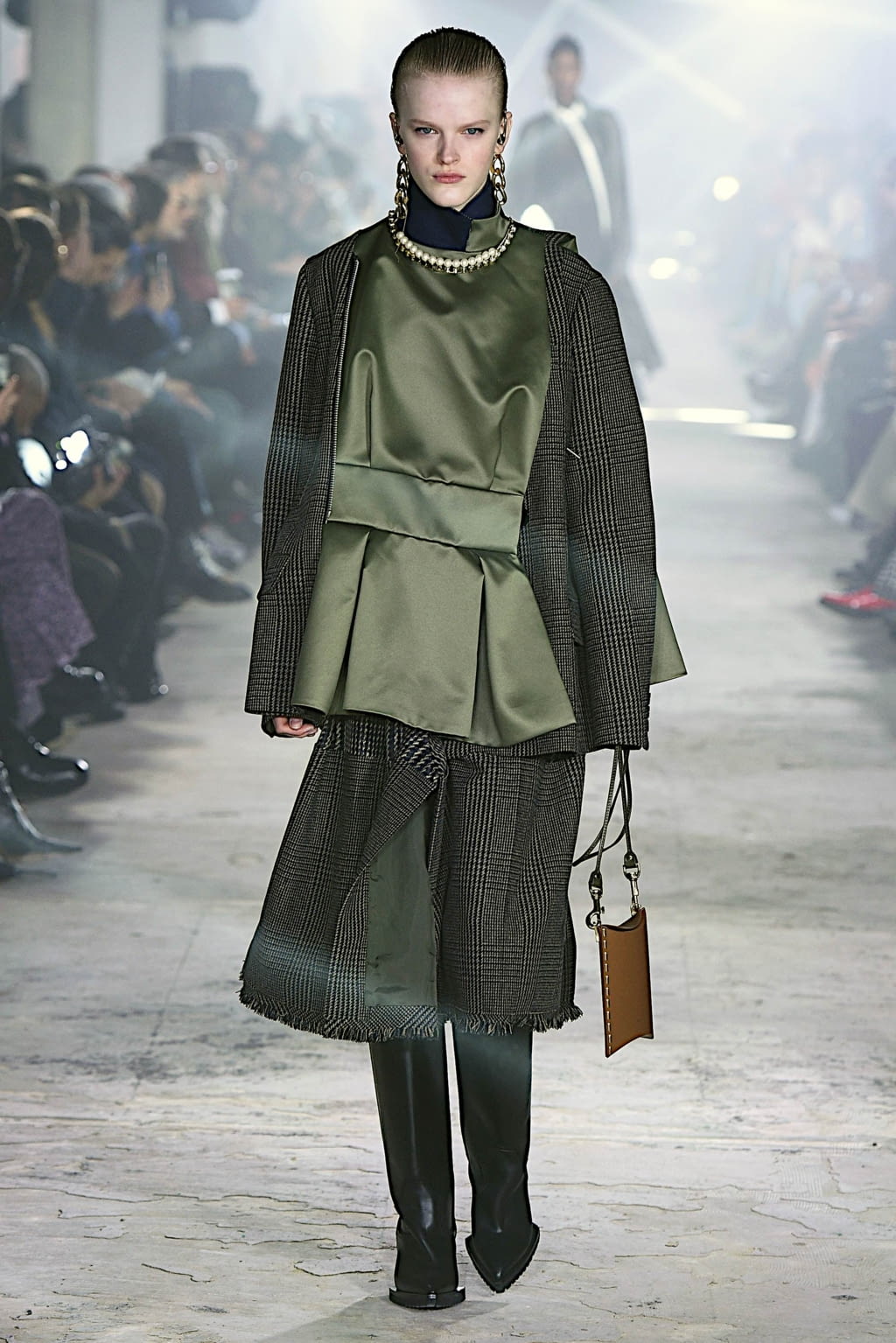 Fashion Week Paris Fall/Winter 2020 look 17 from the Sacai collection womenswear