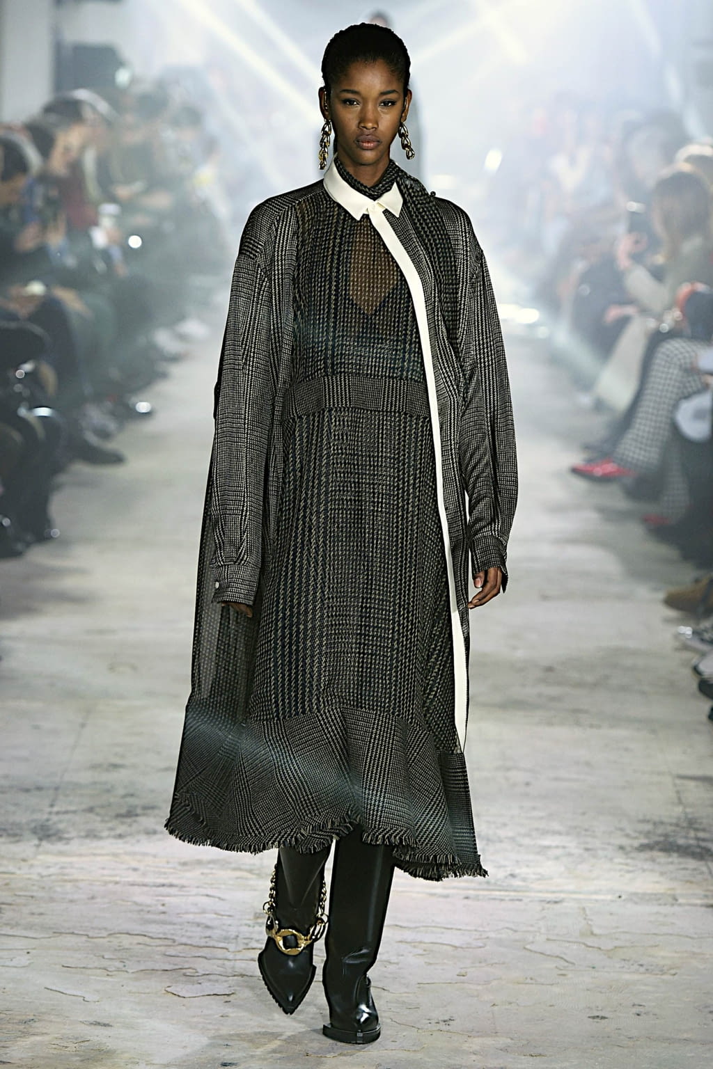 Fashion Week Paris Fall/Winter 2020 look 18 from the Sacai collection womenswear