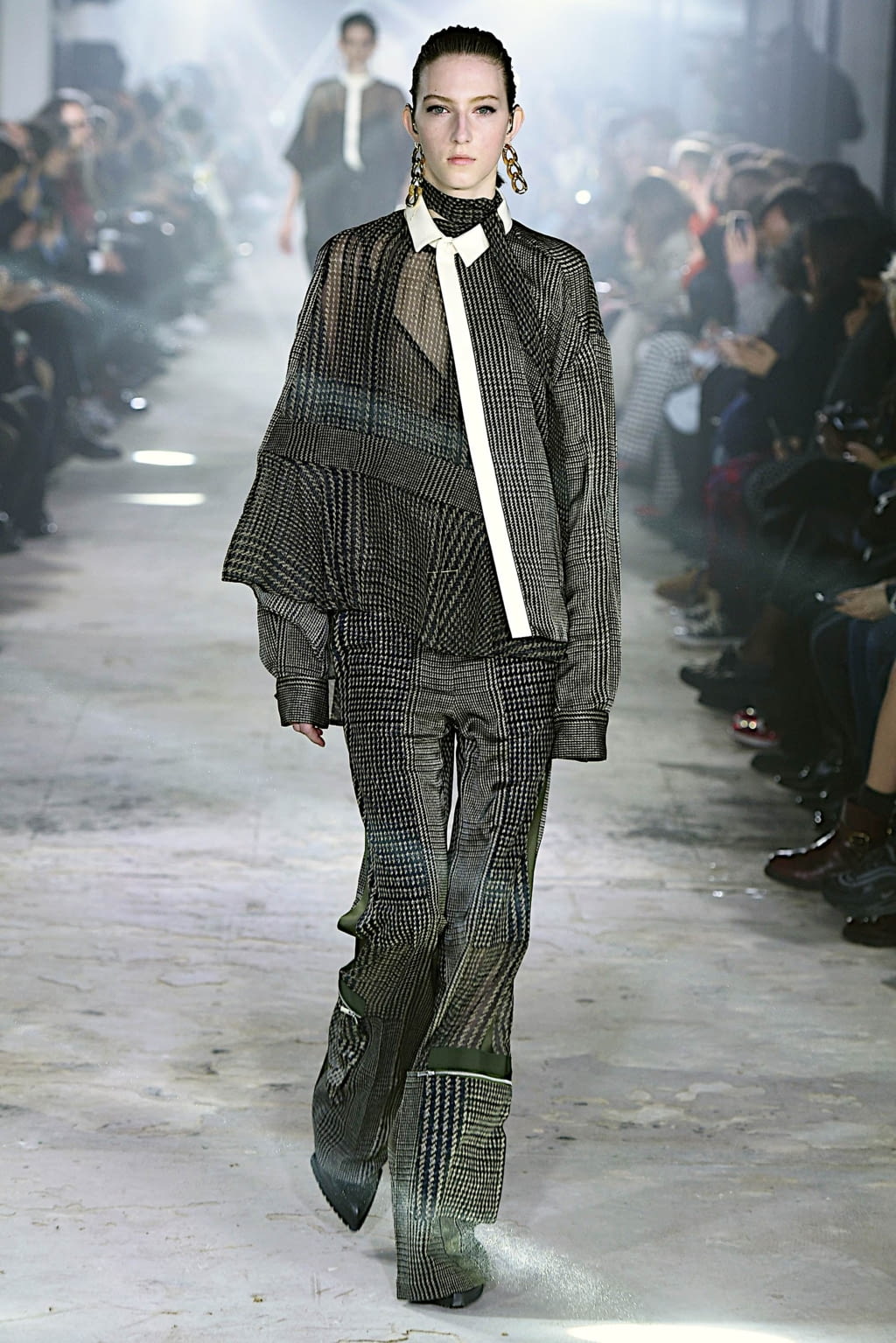 Fashion Week Paris Fall/Winter 2020 look 19 from the Sacai collection womenswear