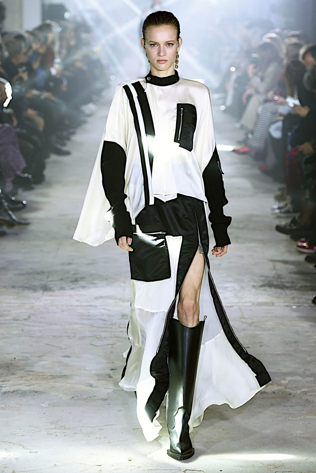 Fashion Week Paris Fall/Winter 2020 look 27 from the Sacai collection womenswear