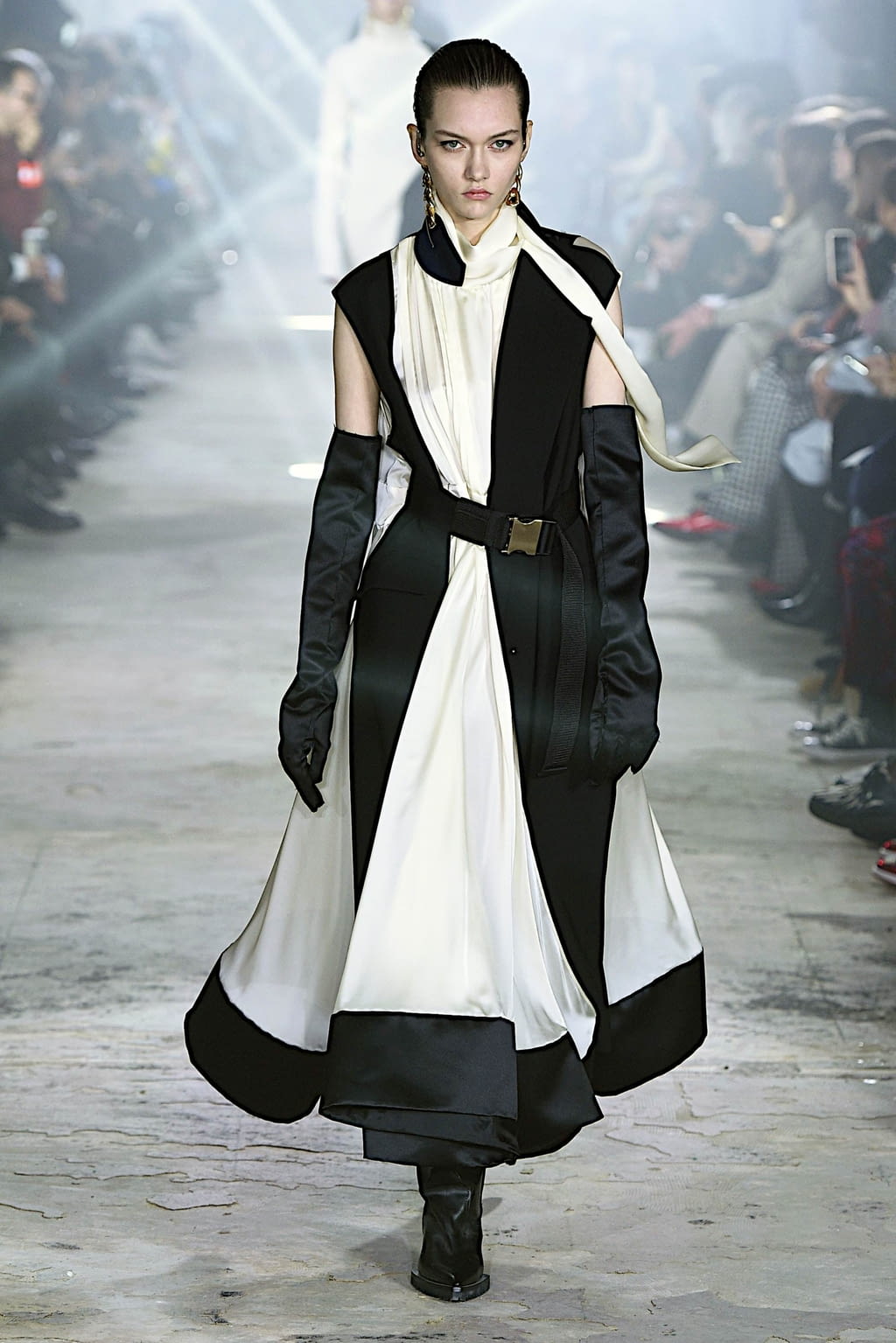 Fashion Week Paris Fall/Winter 2020 look 40 de la collection Sacai womenswear