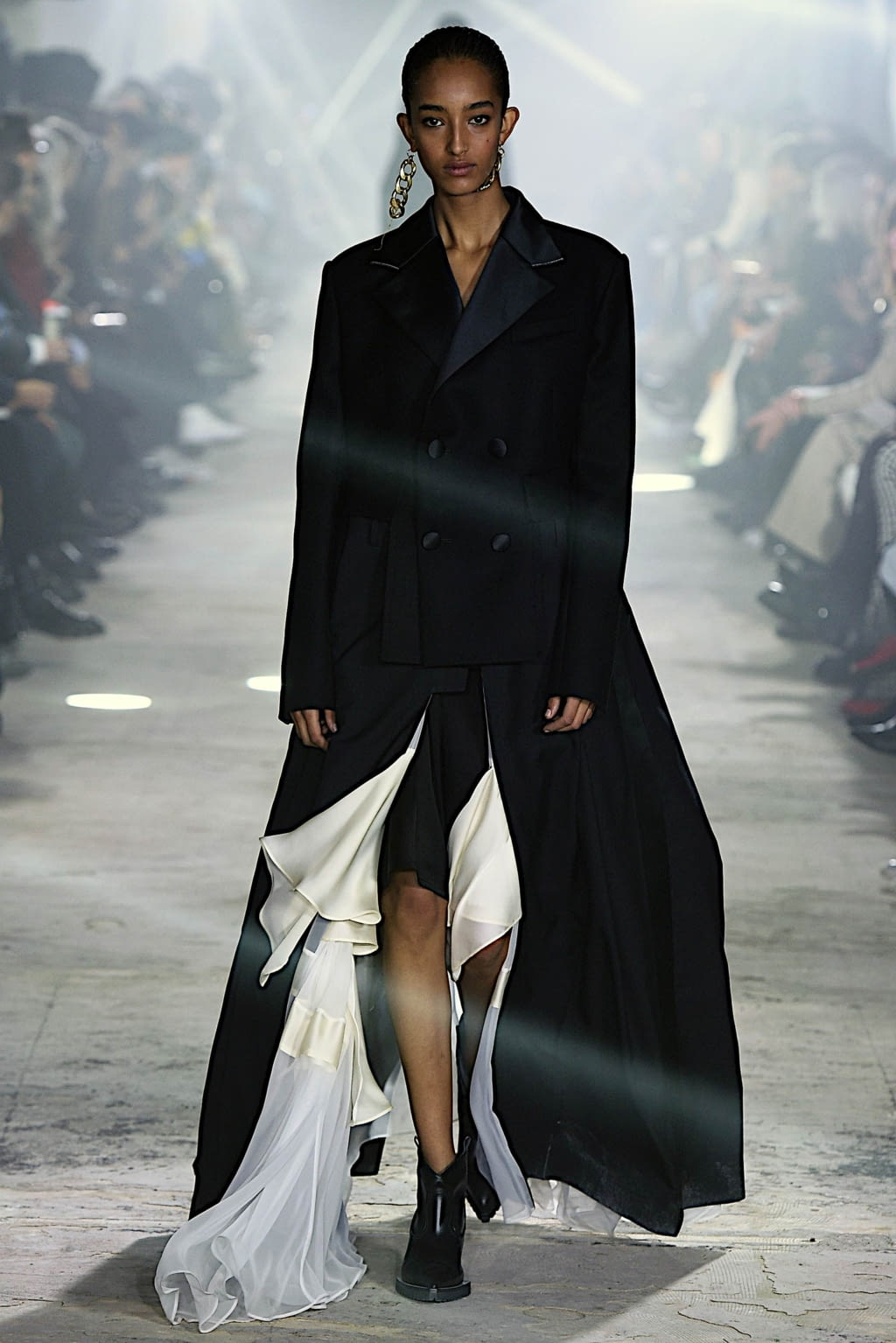 Fashion Week Paris Fall/Winter 2020 look 44 from the Sacai collection womenswear