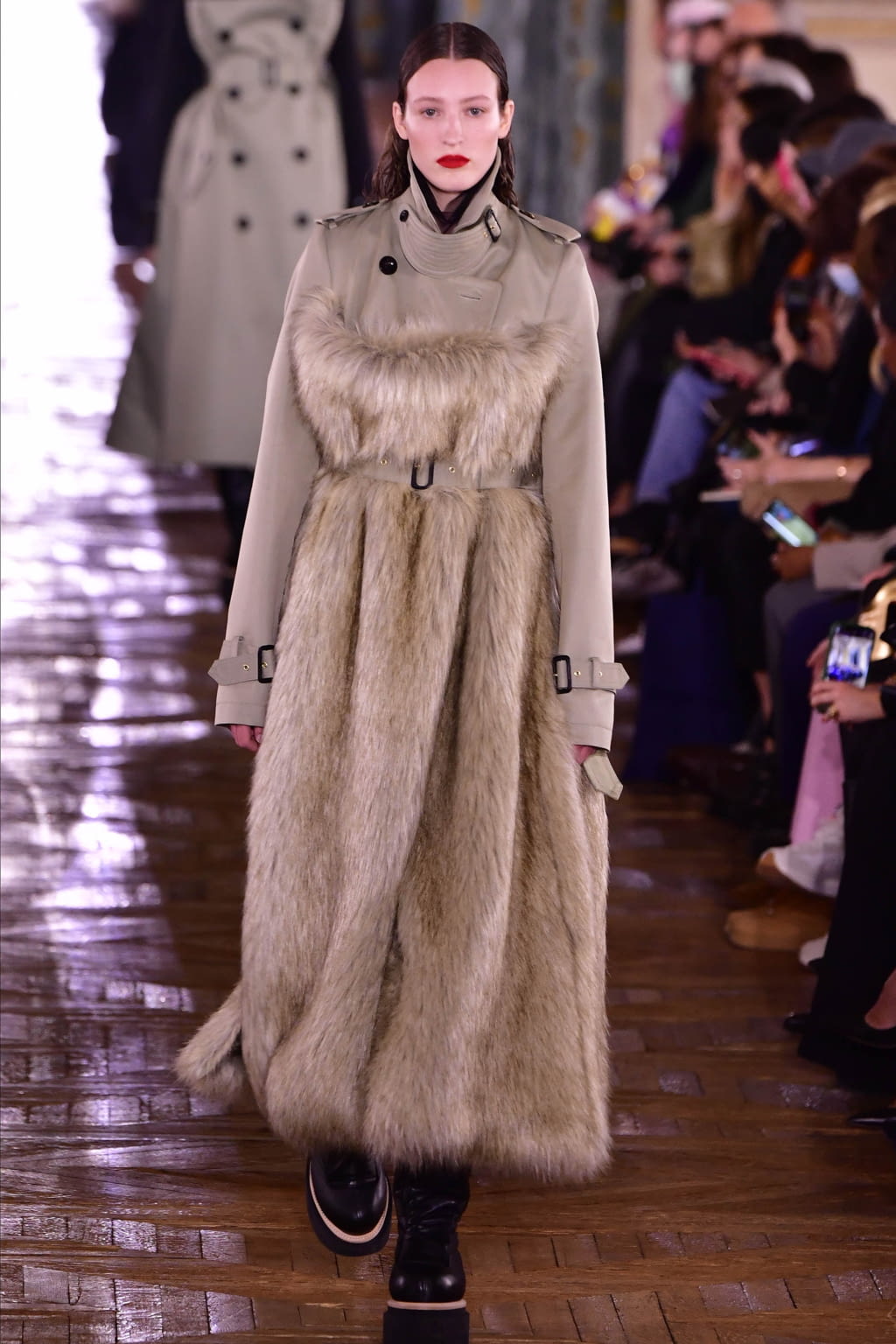 Fashion Week Paris Fall/Winter 2022 look 23 de la collection Sacai womenswear