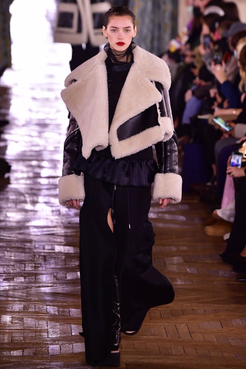 Fashion Week Paris Fall/Winter 2022 look 25 from the Sacai collection 女装