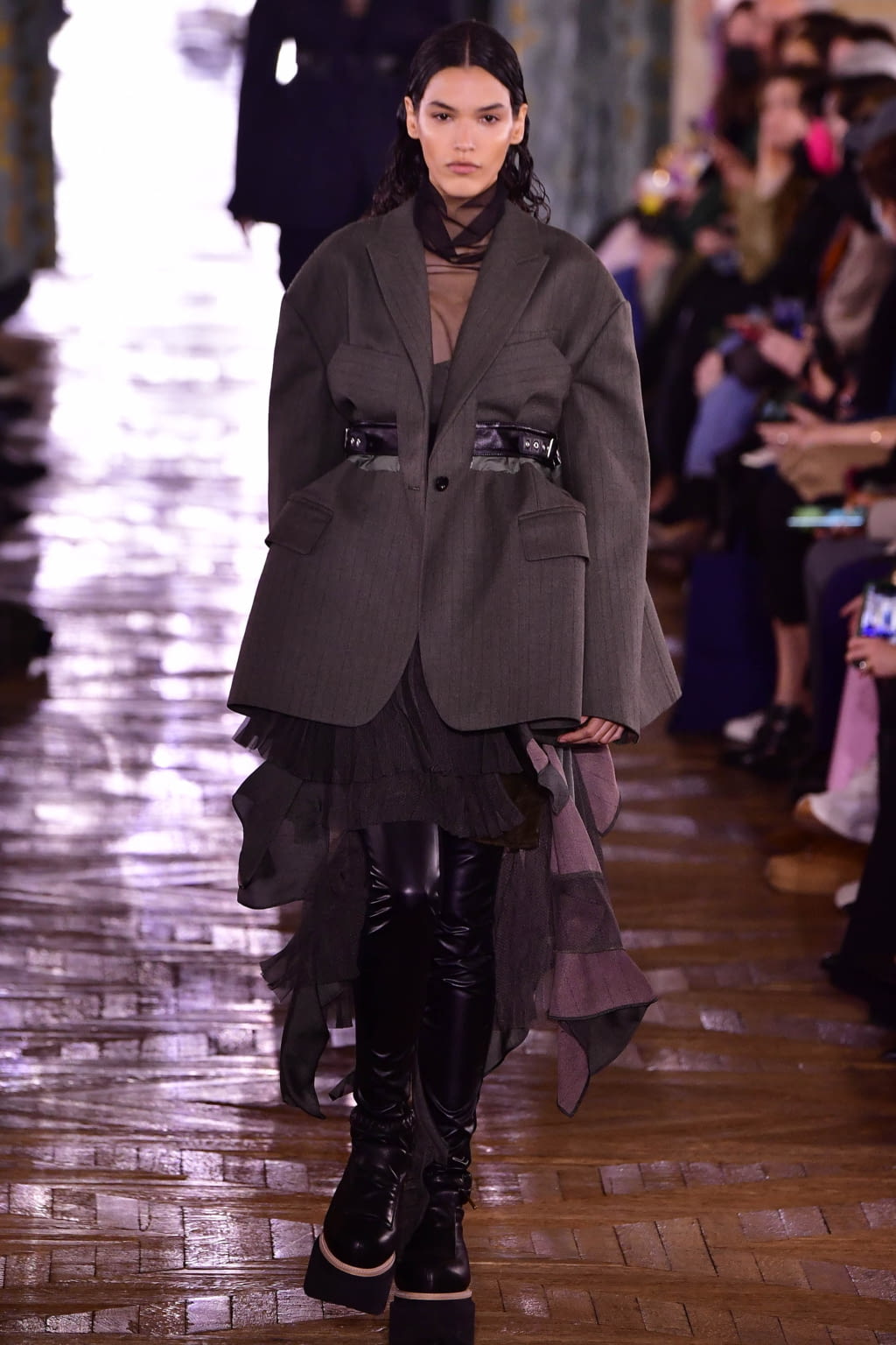 Fashion Week Paris Fall/Winter 2022 look 28 de la collection Sacai womenswear