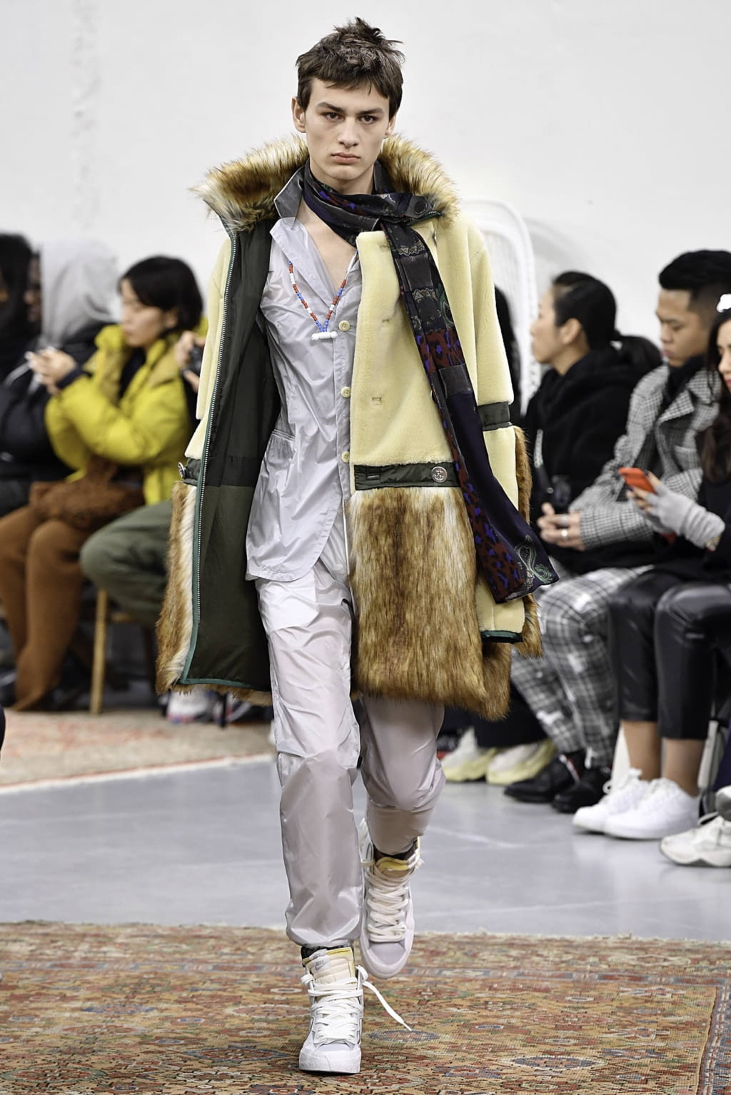 Fashion Week Paris Fall/Winter 2019 look 7 de la collection Sacai menswear