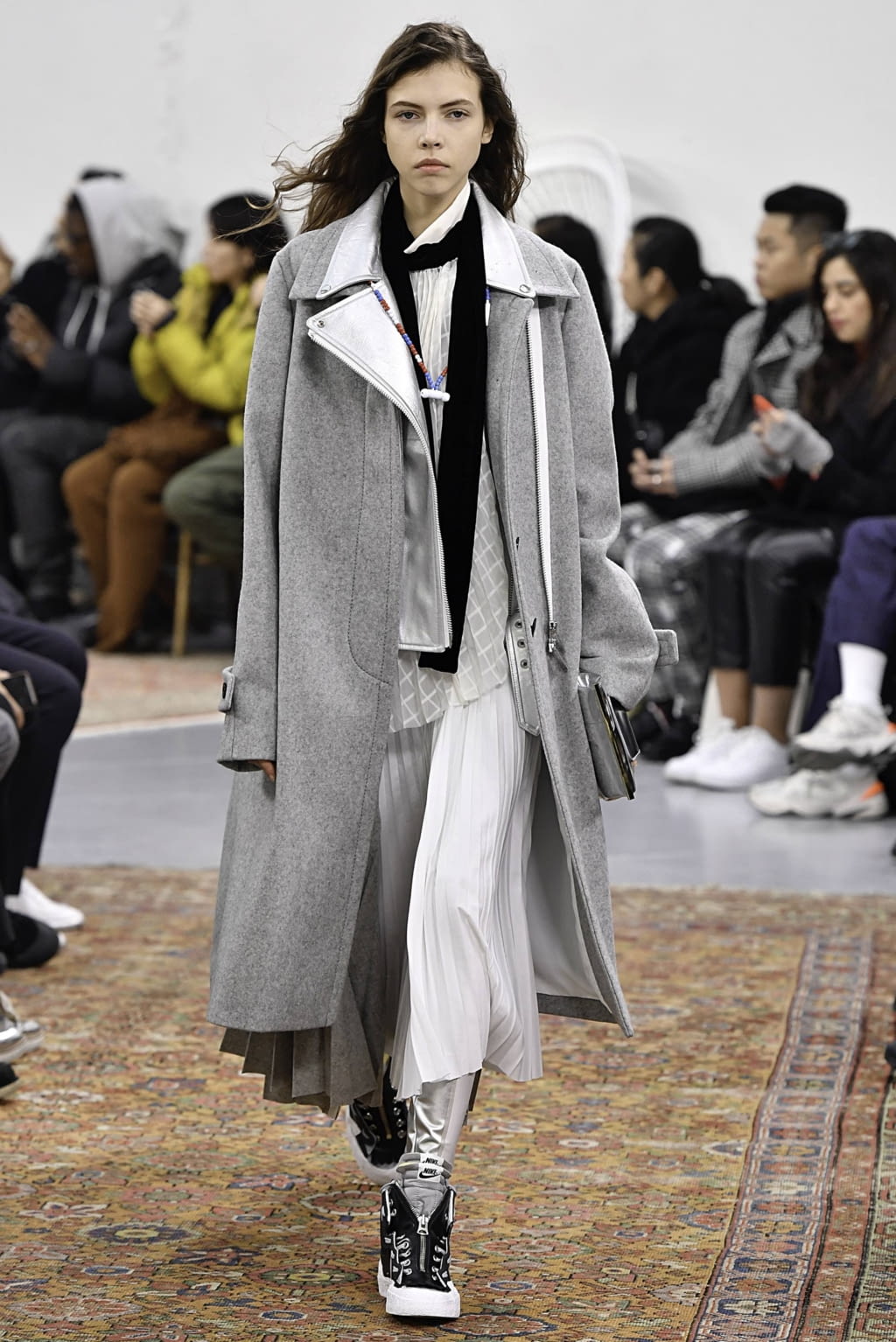 Fashion Week Paris Fall/Winter 2019 look 12 de la collection Sacai menswear