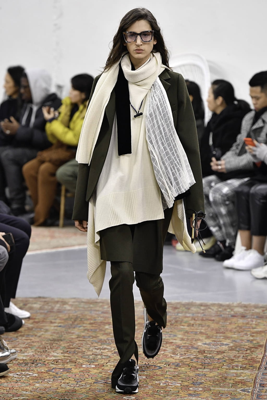 Fashion Week Paris Fall/Winter 2019 look 13 de la collection Sacai menswear