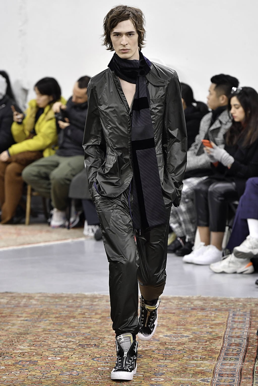 Fashion Week Paris Fall/Winter 2019 look 14 from the Sacai collection 男装