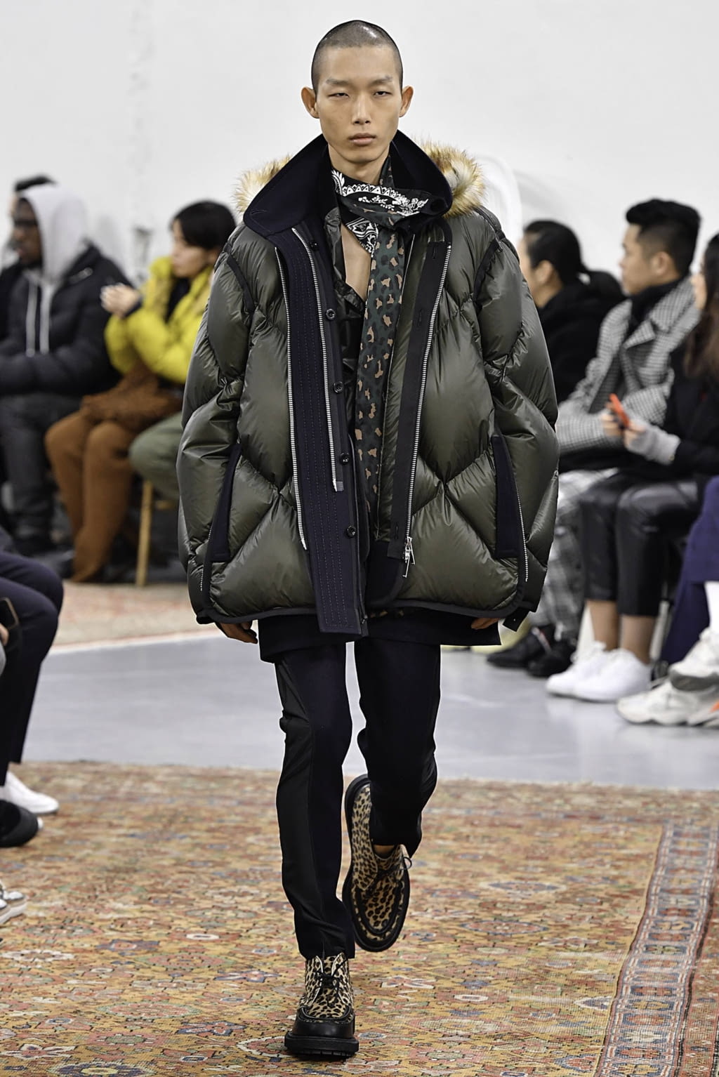 Fashion Week Paris Fall/Winter 2019 look 18 de la collection Sacai menswear