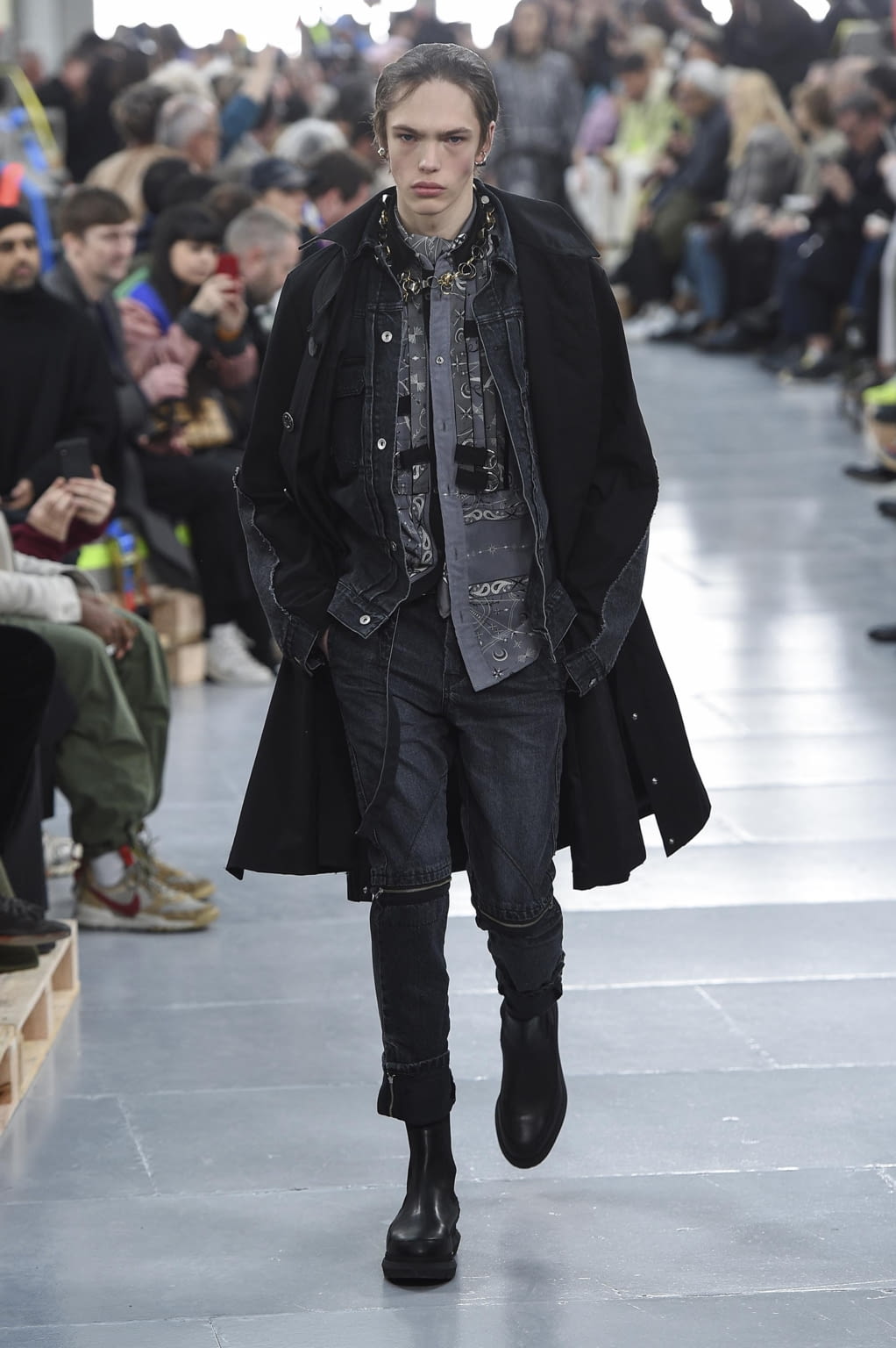 Fashion Week Paris Fall/Winter 2020 look 21 from the Sacai collection 男装