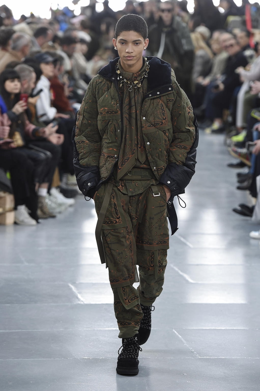 Fashion Week Paris Fall/Winter 2020 look 37 from the Sacai collection menswear