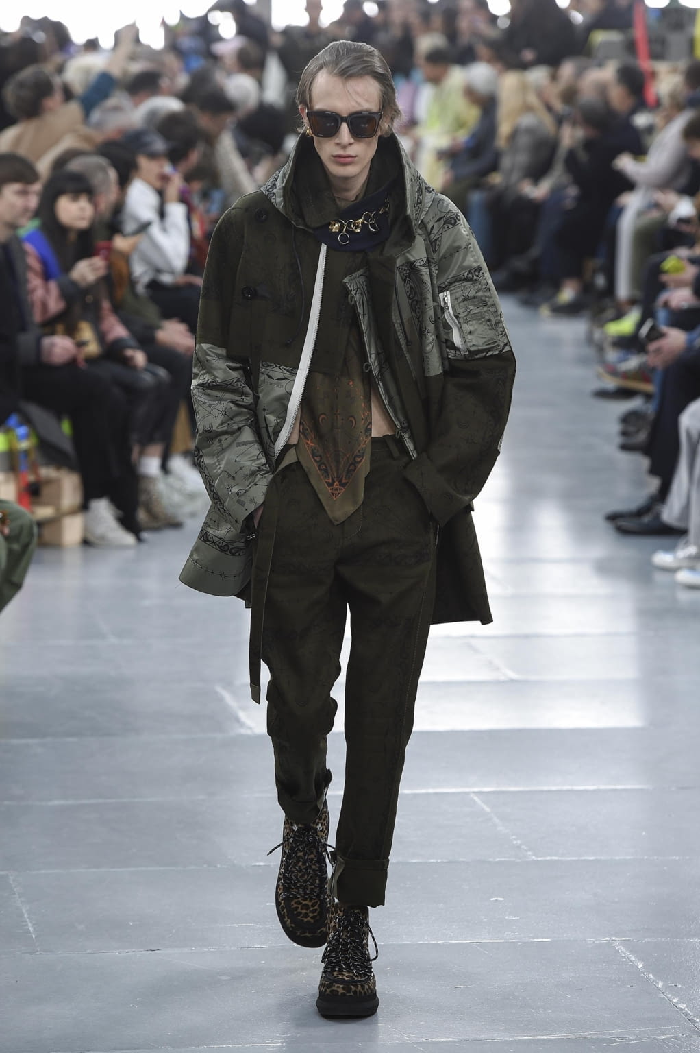 Fashion Week Paris Fall/Winter 2020 look 38 from the Sacai collection 男装