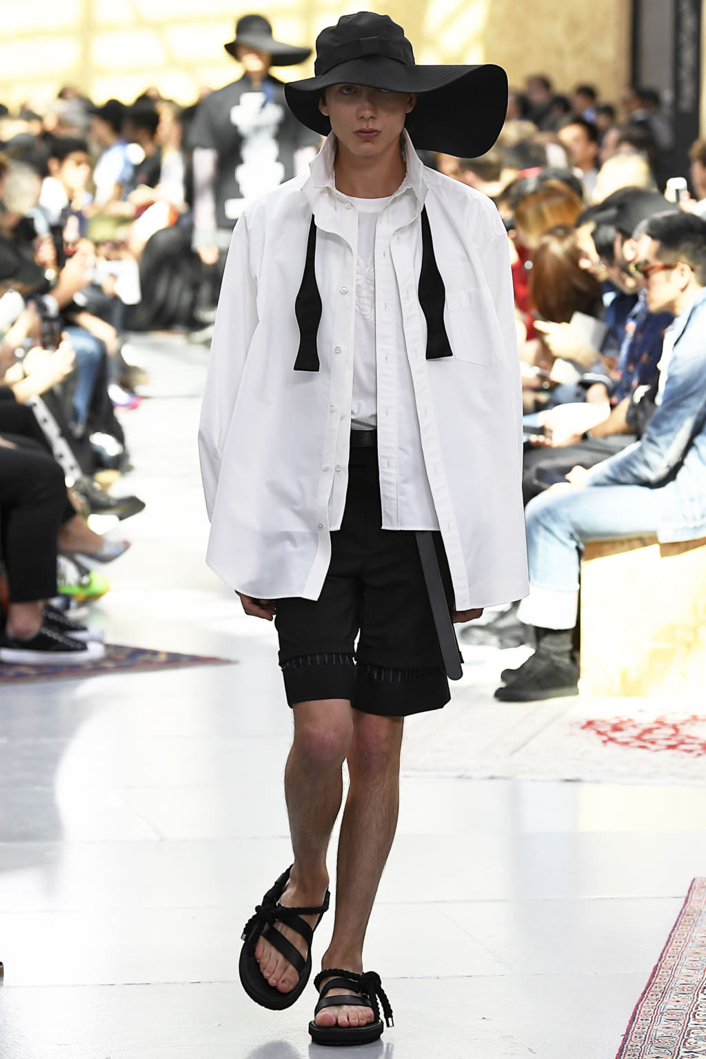 Fashion Week Paris Spring/Summer 2020 look 2 from the Sacai collection 男装