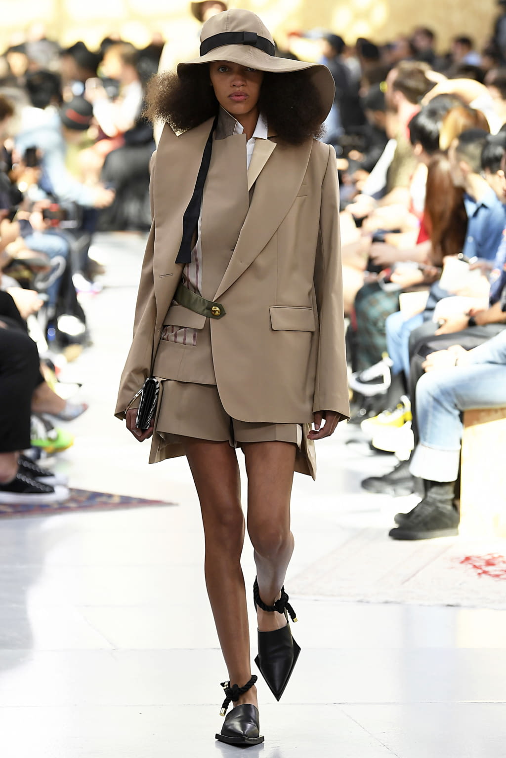 Fashion Week Paris Spring/Summer 2020 look 8 de la collection Sacai menswear