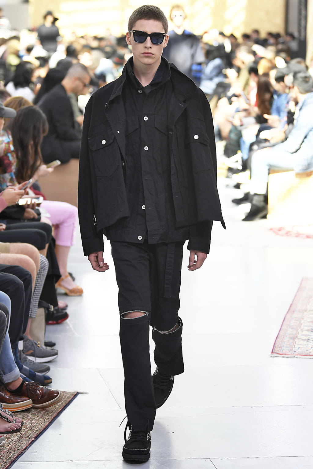 Fashion Week Paris Spring/Summer 2020 look 30 from the Sacai collection 男装