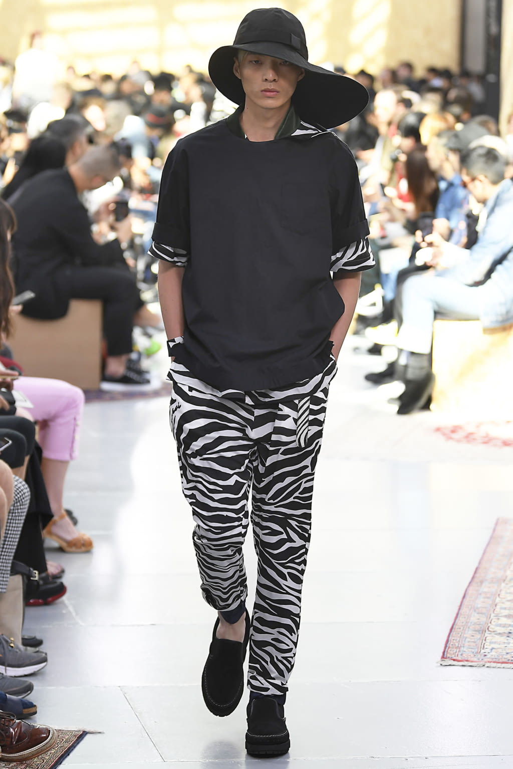 Fashion Week Paris Spring/Summer 2020 look 32 from the Sacai collection menswear