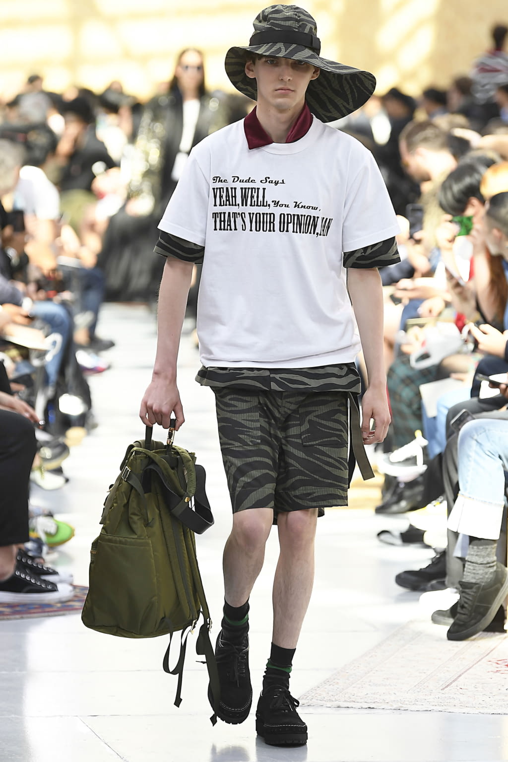 Fashion Week Paris Spring/Summer 2020 look 37 from the Sacai collection 男装