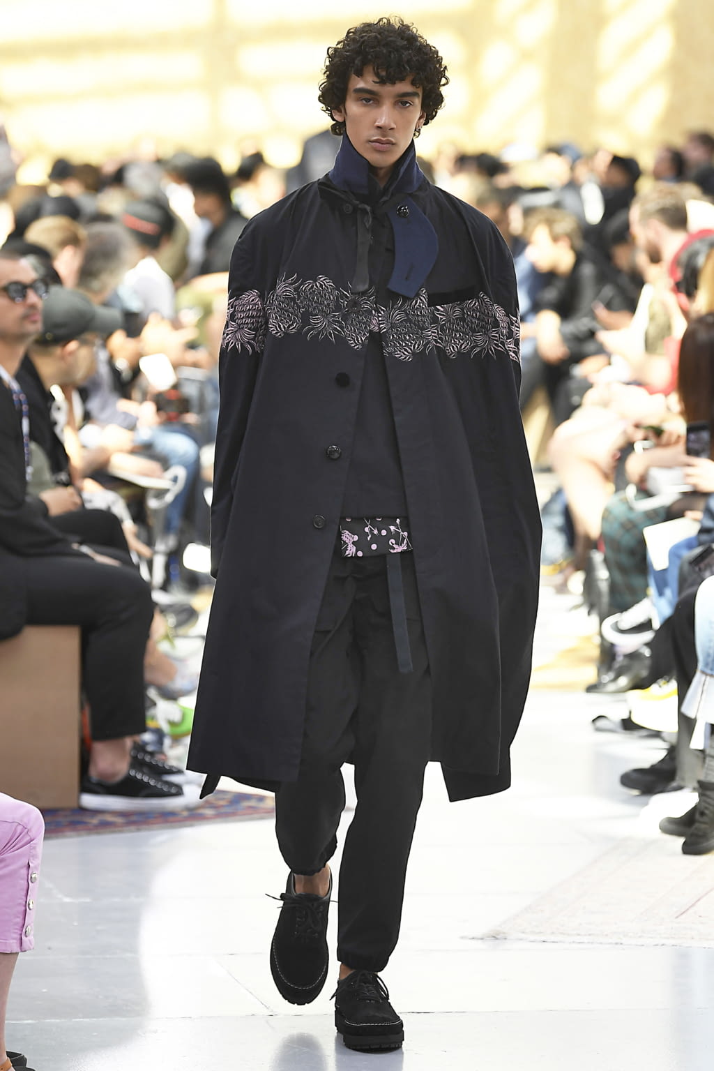 Fashion Week Paris Spring/Summer 2020 look 52 from the Sacai collection 男装