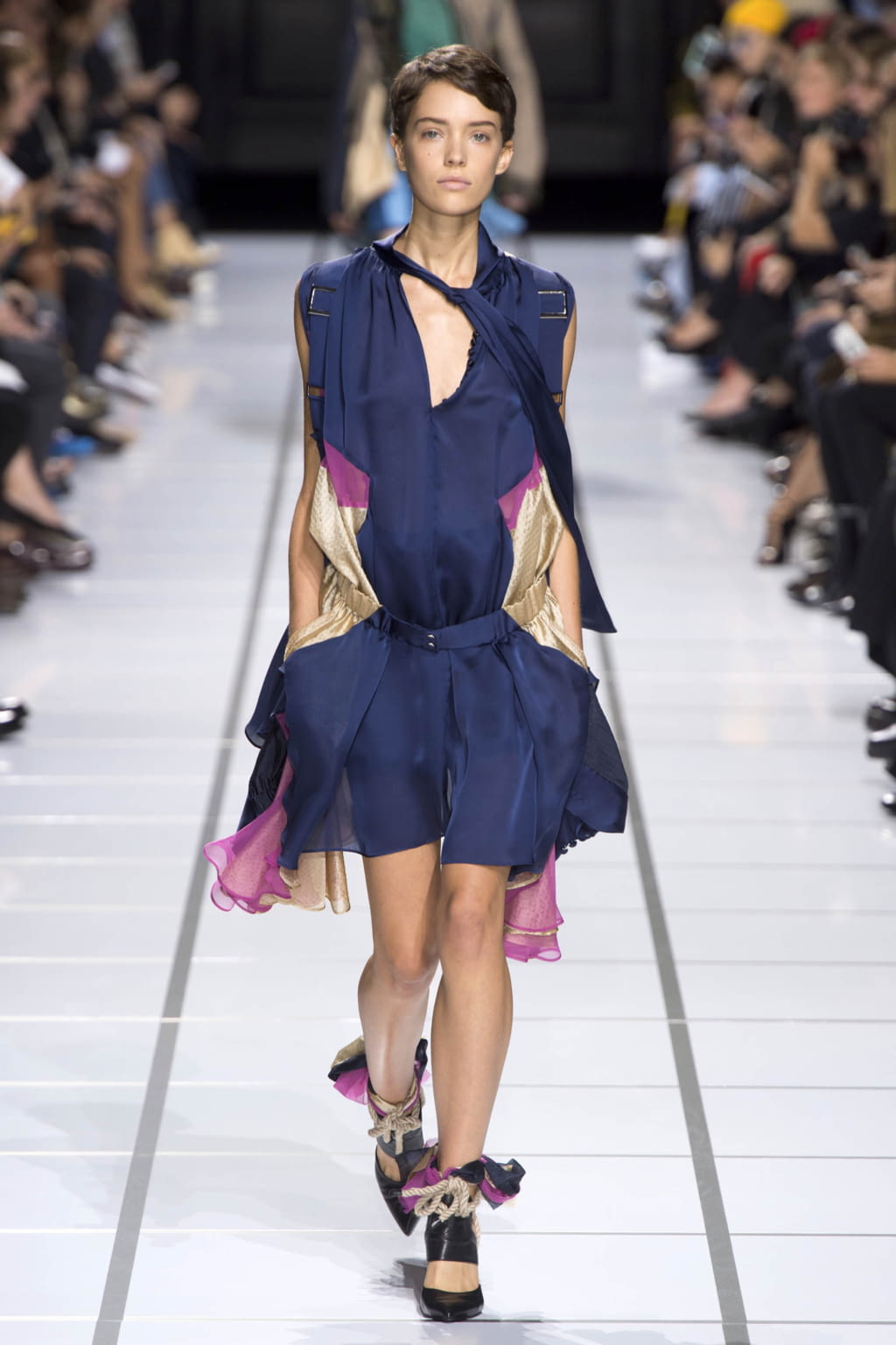 Fashion Week Paris Spring/Summer 2018 look 3 de la collection Sacai womenswear