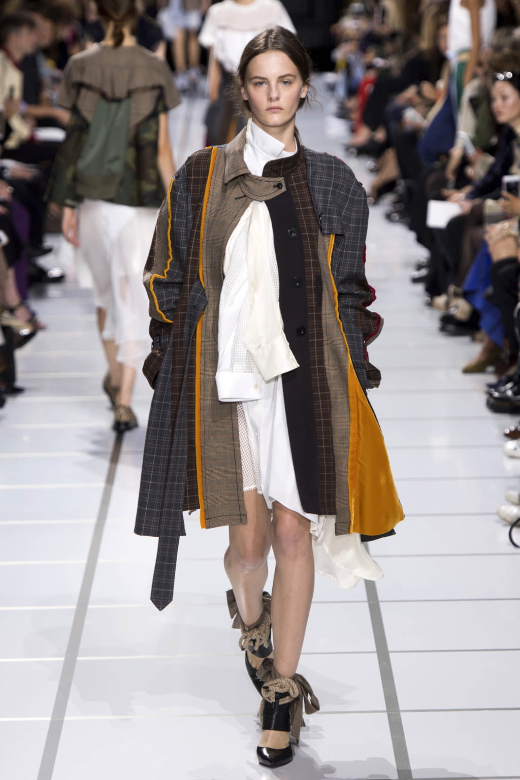 Fashion Week Paris Spring/Summer 2018 look 16 from the Sacai collection 女装