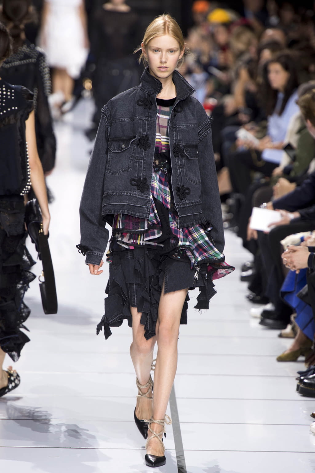 Fashion Week Paris Spring/Summer 2018 look 28 from the Sacai collection 女装