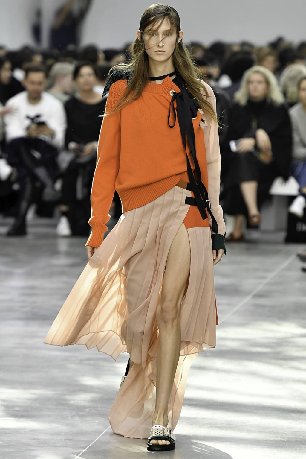 Fashion Week Paris Spring/Summer 2019 look 6 from the Sacai collection womenswear