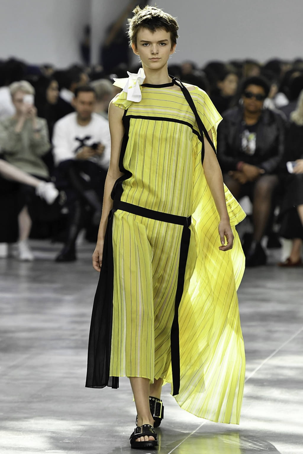 Fashion Week Paris Spring/Summer 2019 look 7 de la collection Sacai womenswear