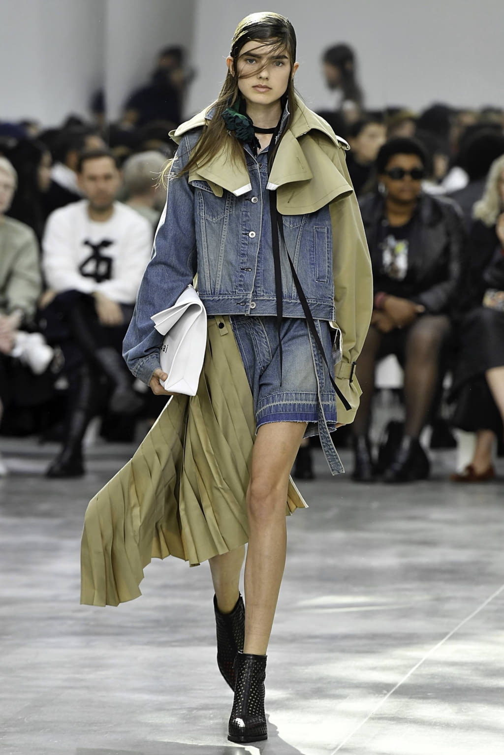 Fashion Week Paris Spring/Summer 2019 look 13 from the Sacai collection womenswear