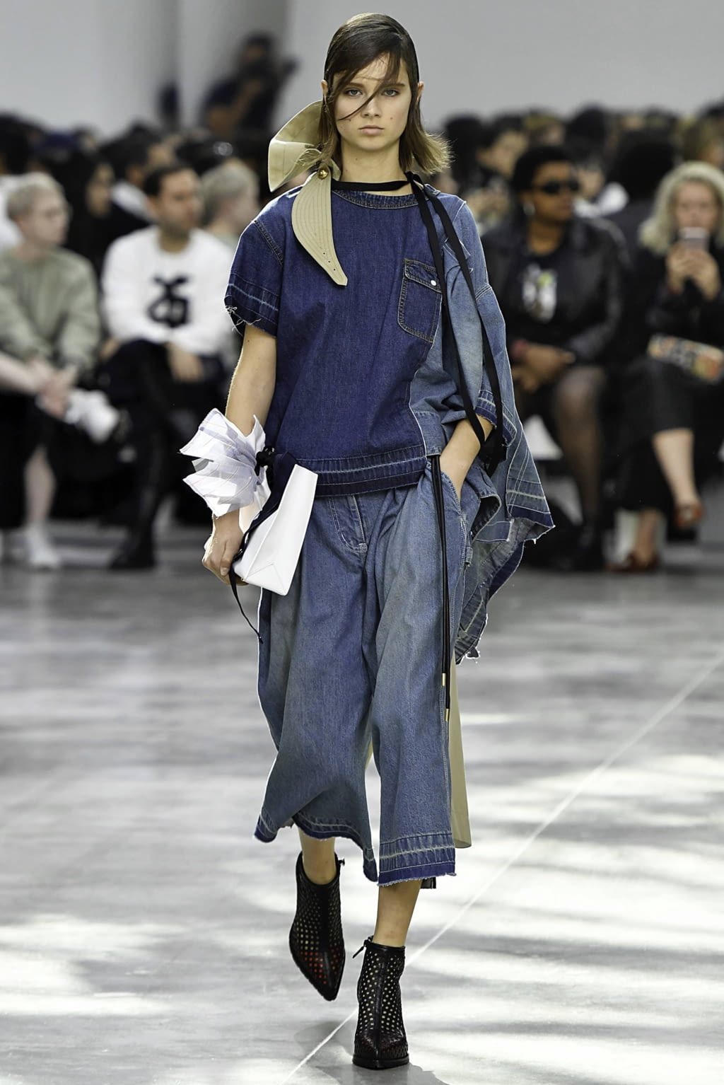 Fashion Week Paris Spring/Summer 2019 look 14 from the Sacai collection 女装