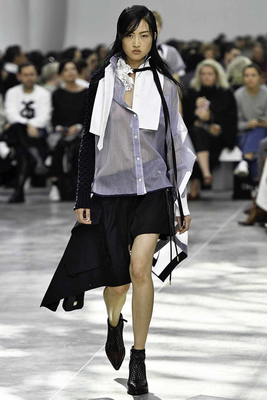 Fashion Week Paris Spring/Summer 2019 look 16 from the Sacai collection 女装
