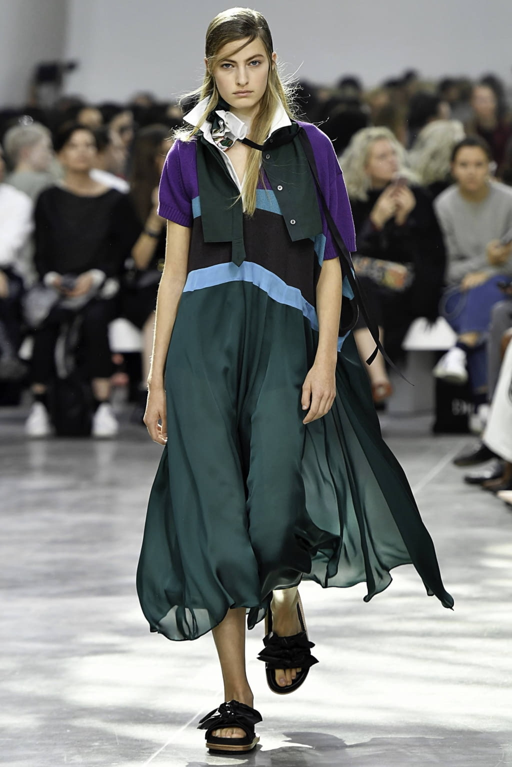 Fashion Week Paris Spring/Summer 2019 look 32 de la collection Sacai womenswear