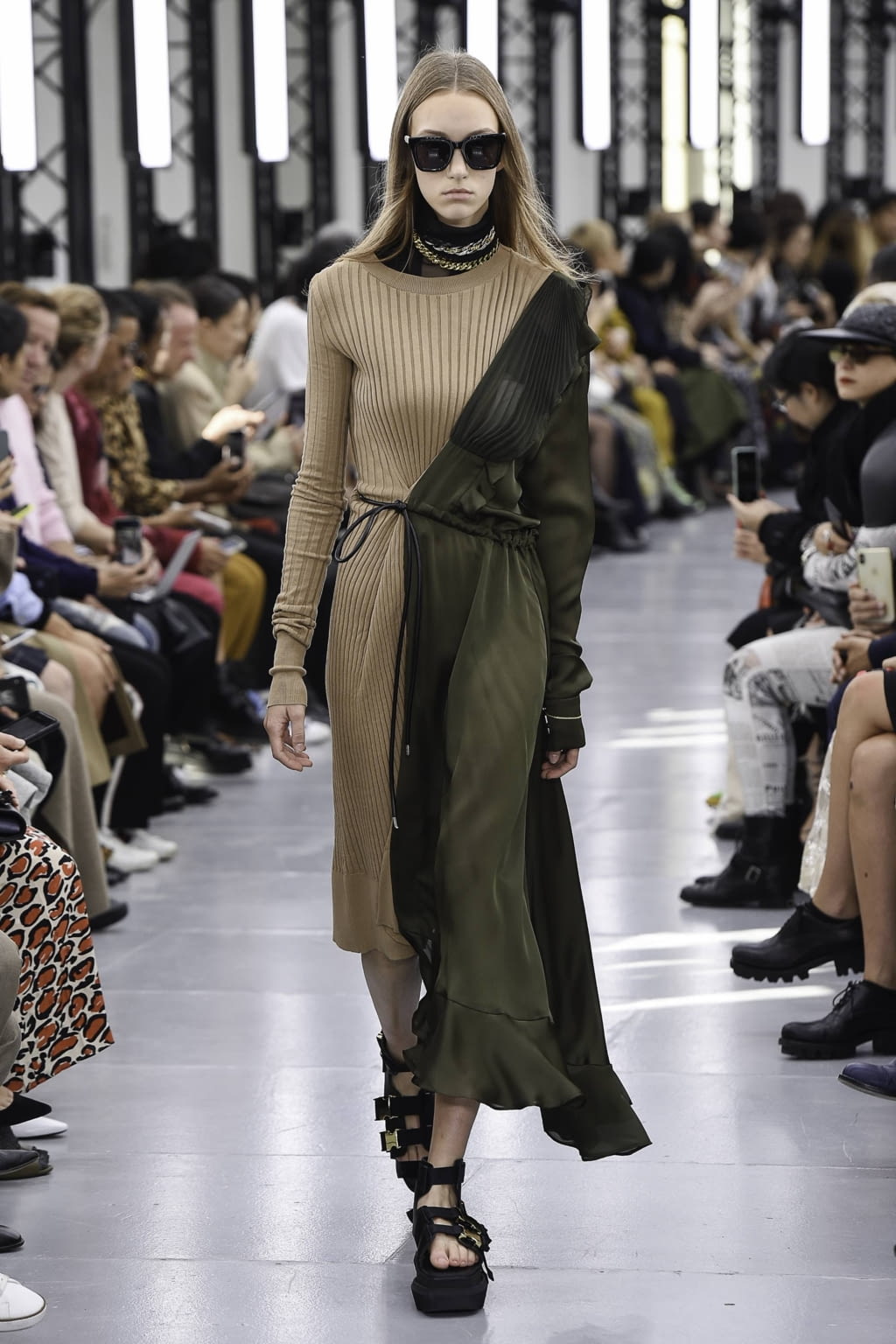 Fashion Week Paris Spring/Summer 2020 look 6 de la collection Sacai womenswear