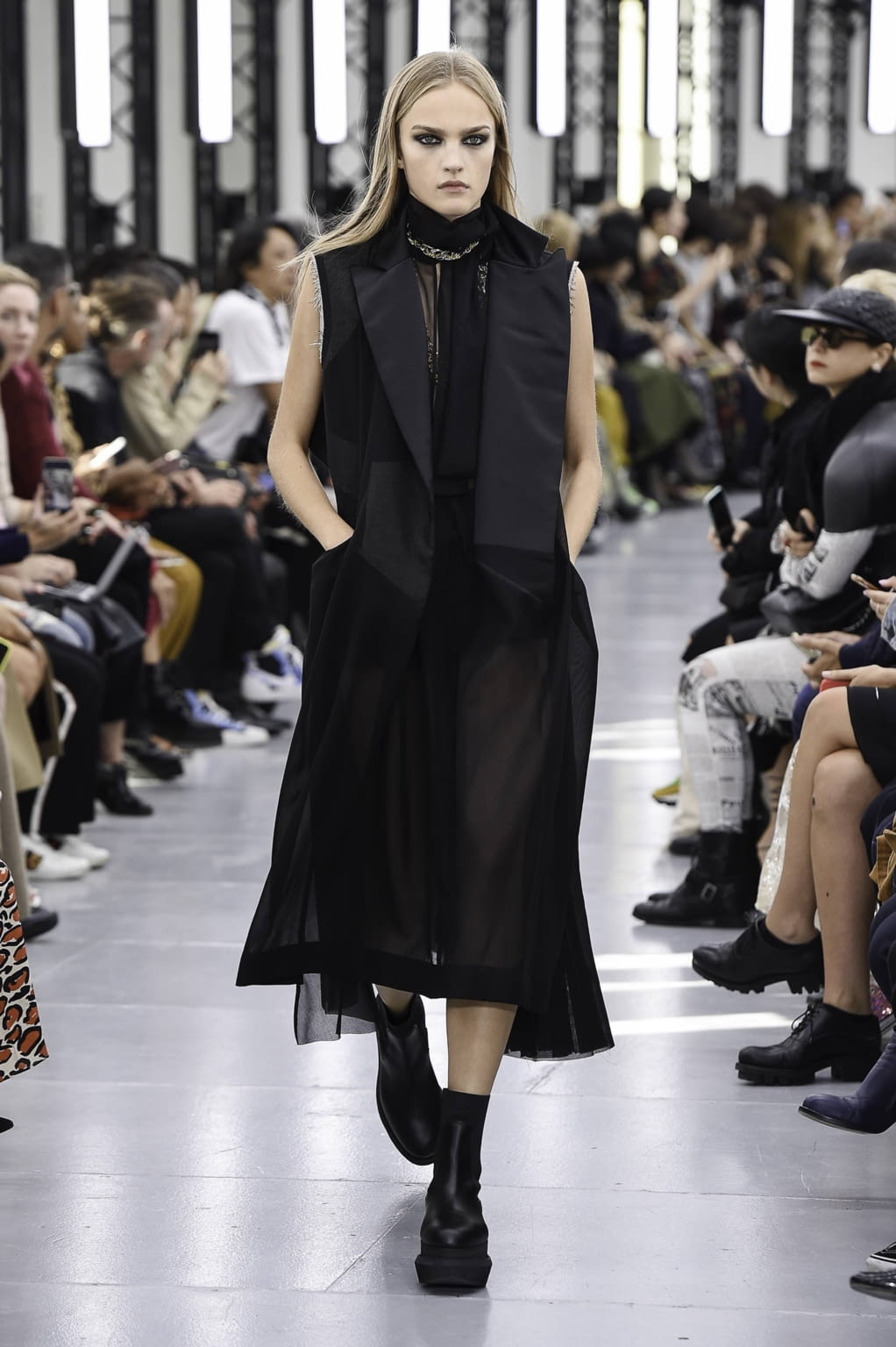 Fashion Week Paris Spring/Summer 2020 look 28 de la collection Sacai womenswear