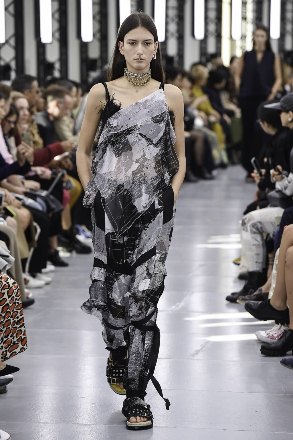 Fashion Week Paris Spring/Summer 2020 look 40 de la collection Sacai womenswear