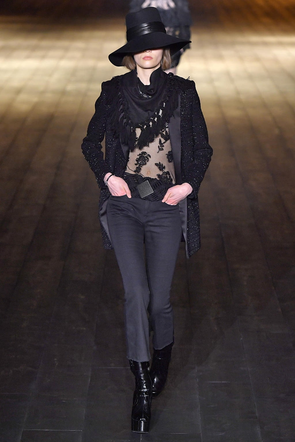 Fashion Week Paris Fall/Winter 2018 look 3 from the Saint Laurent collection 女装