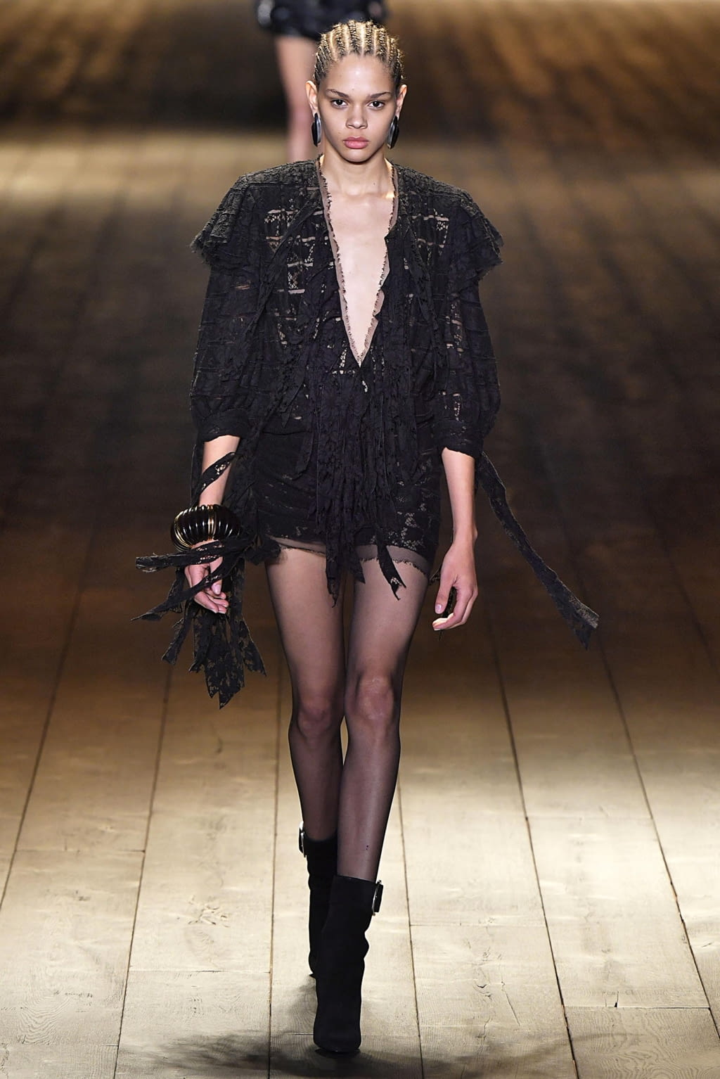 Fashion Week Paris Fall/Winter 2018 look 5 from the Saint Laurent collection 女装