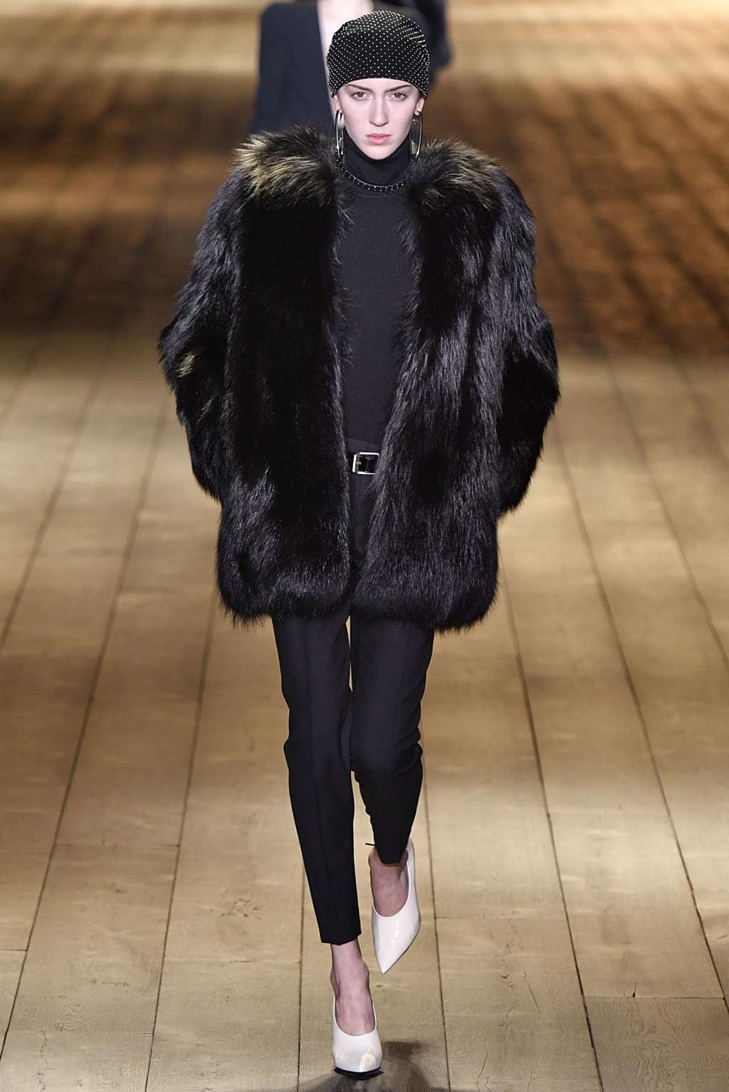 Fashion Week Paris Fall/Winter 2018 look 12 from the Saint Laurent collection 女装