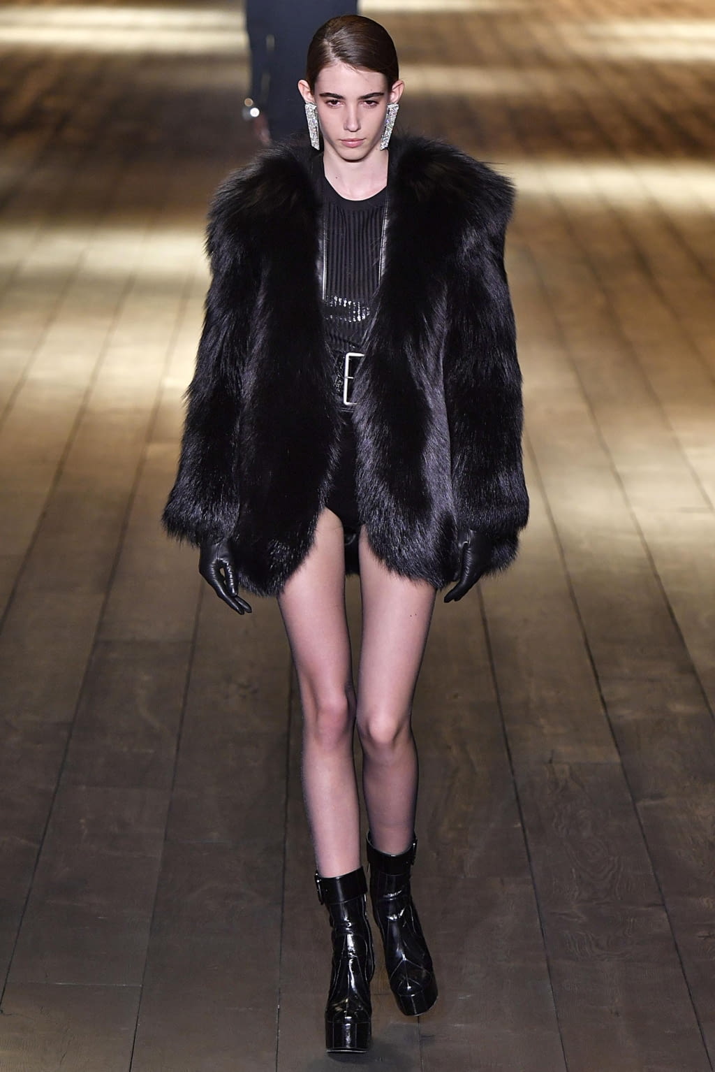 Fashion Week Paris Fall/Winter 2018 look 14 from the Saint Laurent collection 女装