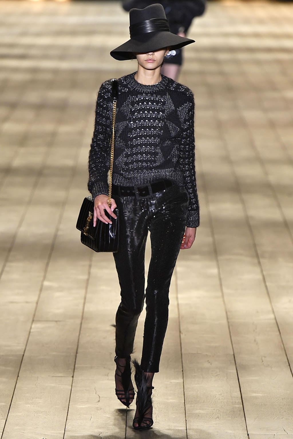 Fashion Week Paris Fall/Winter 2018 look 26 from the Saint Laurent collection 女装