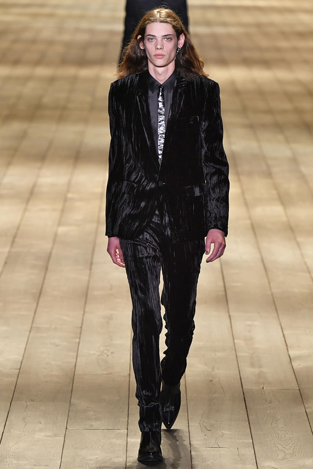 Fashion Week Paris Fall/Winter 2018 look 31 from the Saint Laurent collection womenswear