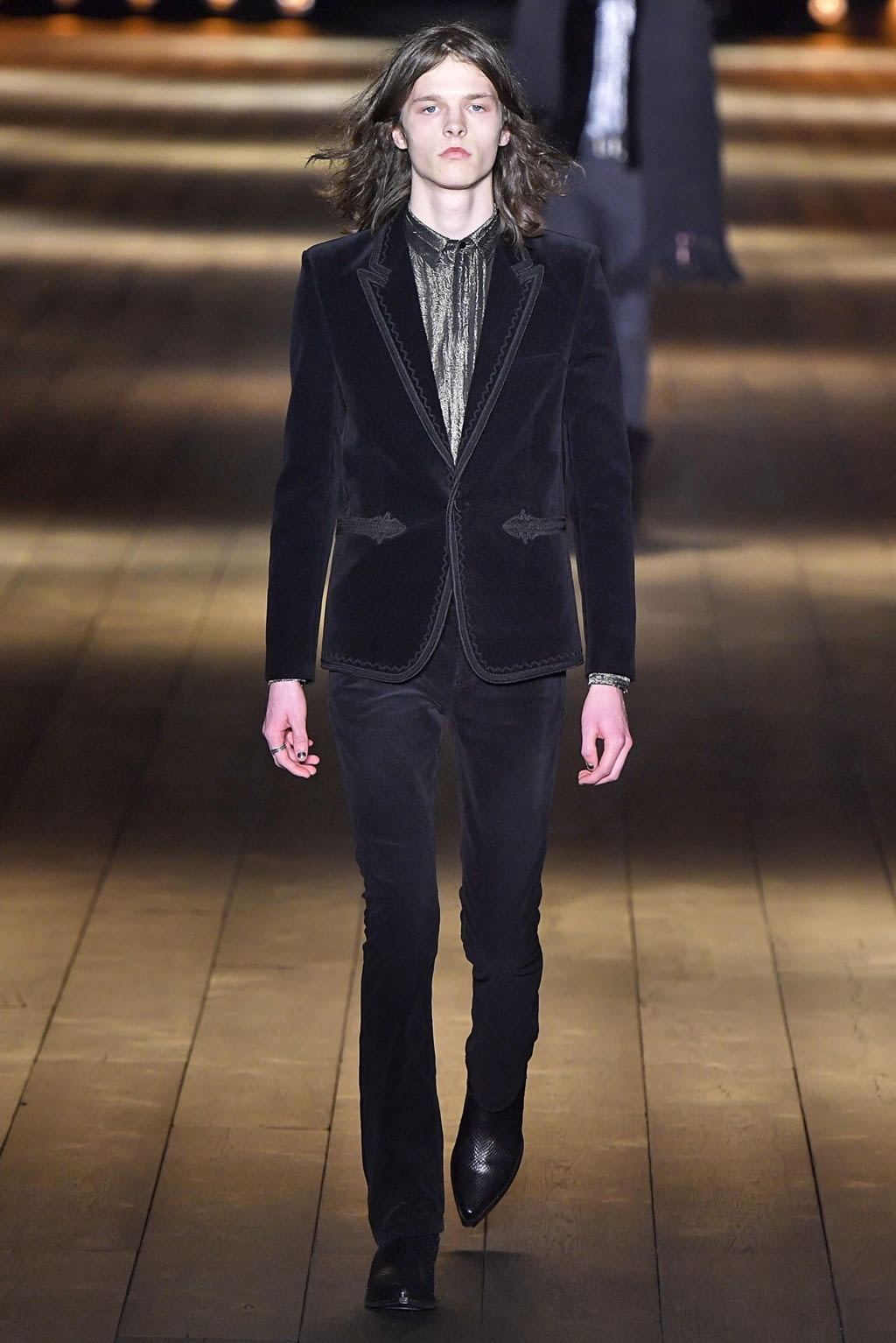 Fashion Week Paris Fall/Winter 2018 look 39 from the Saint Laurent collection 女装