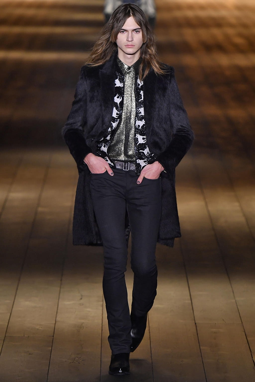 Fashion Week Paris Fall/Winter 2018 look 46 from the Saint Laurent collection 女装
