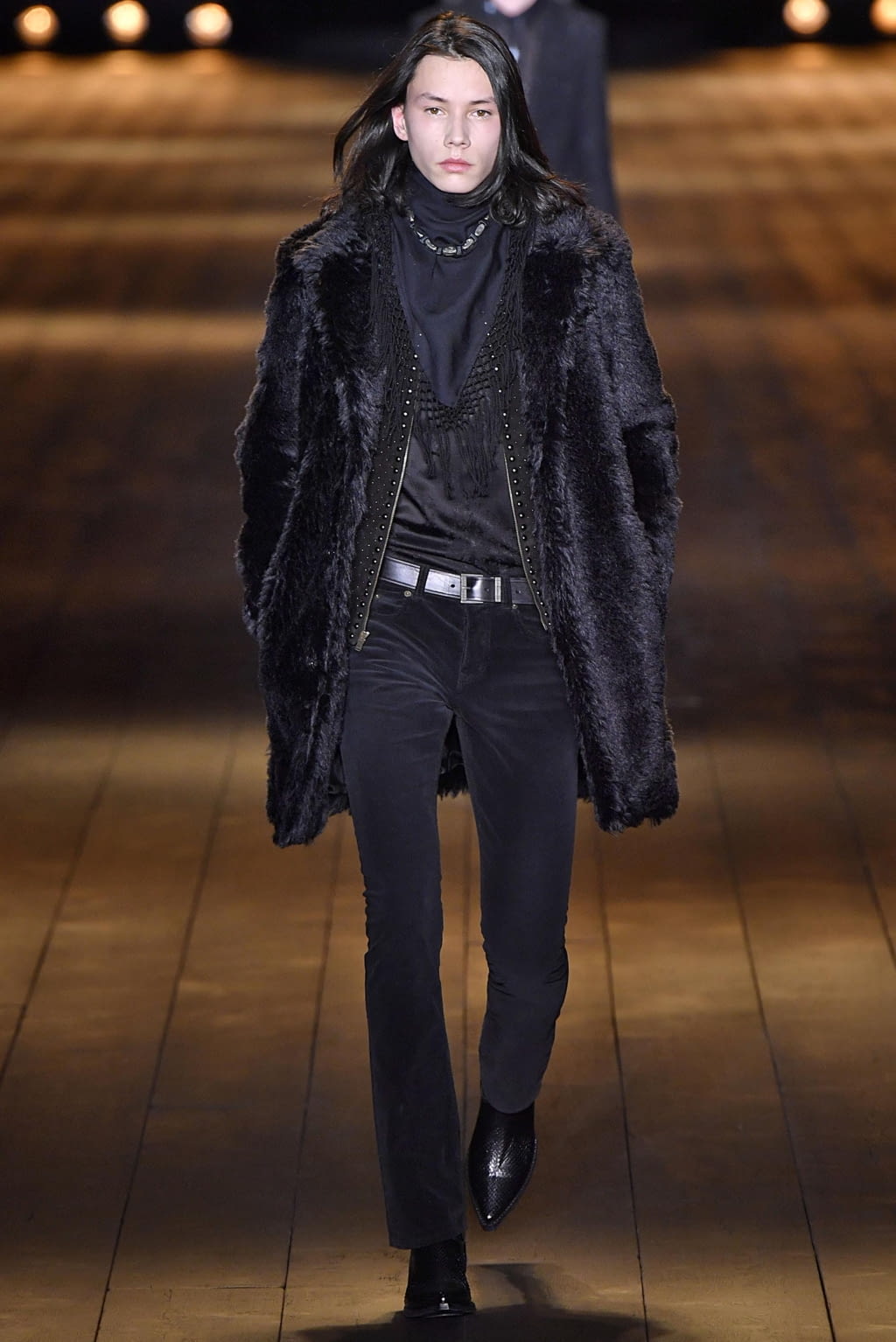 Fashion Week Paris Fall/Winter 2018 look 48 from the Saint Laurent collection 女装