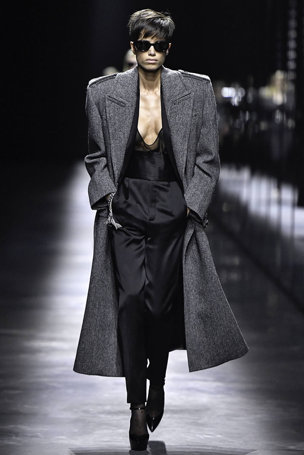 Fashion Week Paris Fall/Winter 2019 look 1 de la collection Saint Laurent womenswear