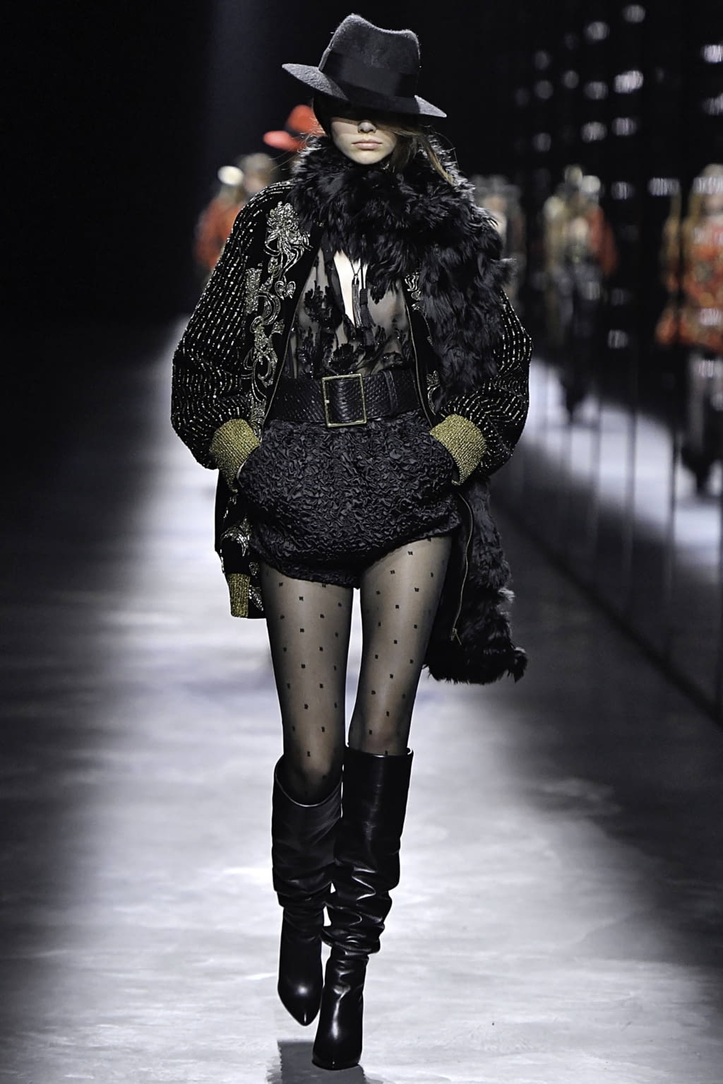 Fashion Week Paris Fall/Winter 2019 look 14 from the Saint Laurent collection 女装