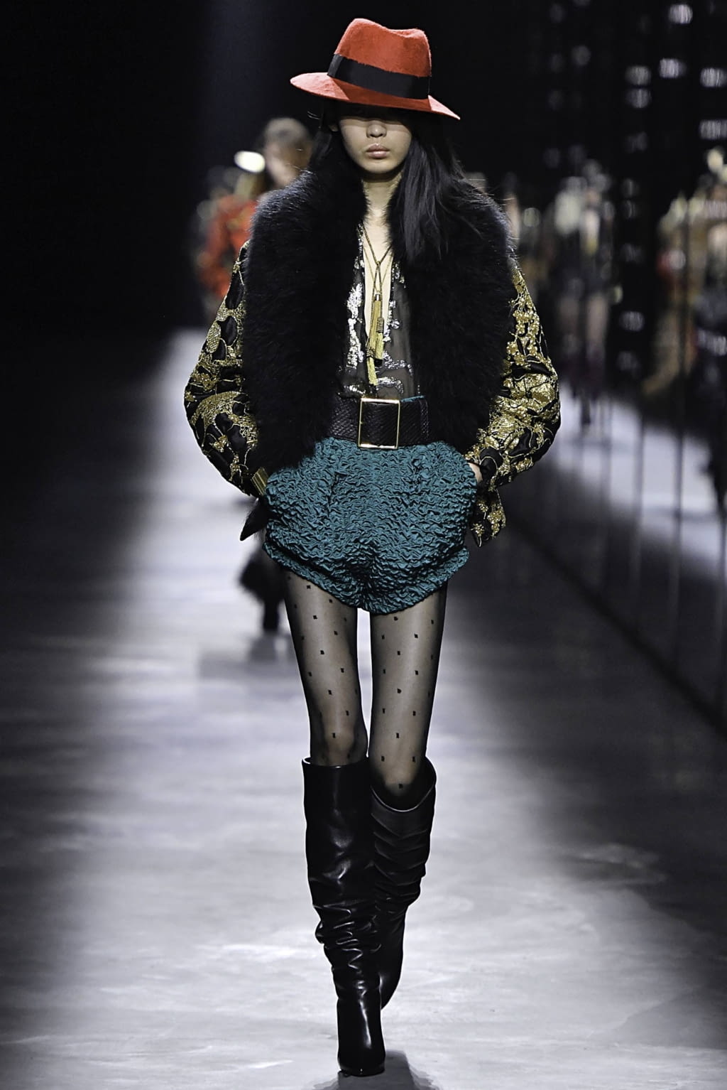 Fashion Week Paris Fall/Winter 2019 look 15 from the Saint Laurent collection 女装