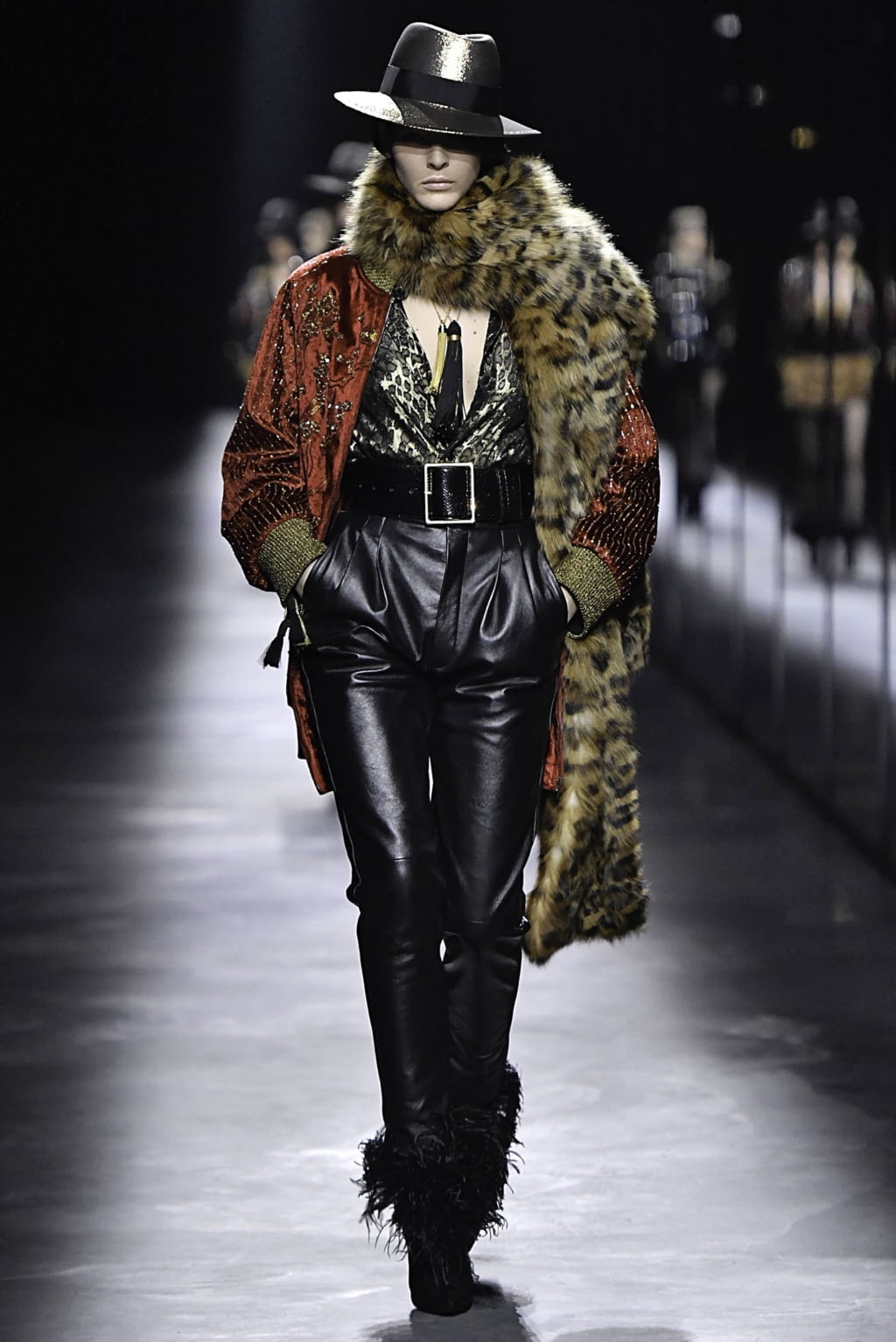 Fashion Week Paris Fall/Winter 2019 look 17 from the Saint Laurent collection 女装